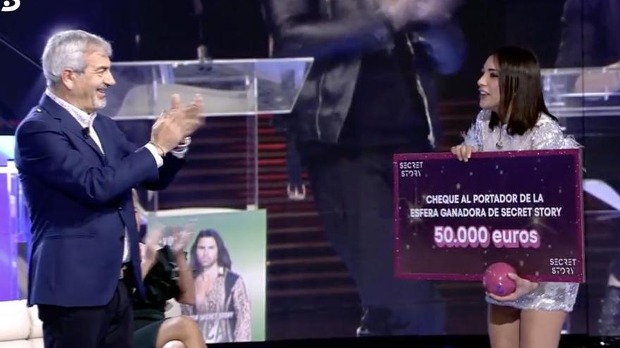 Sandra Pica recibe el cheque de los 50.000 euros en &#039;Secret Story&#039;.