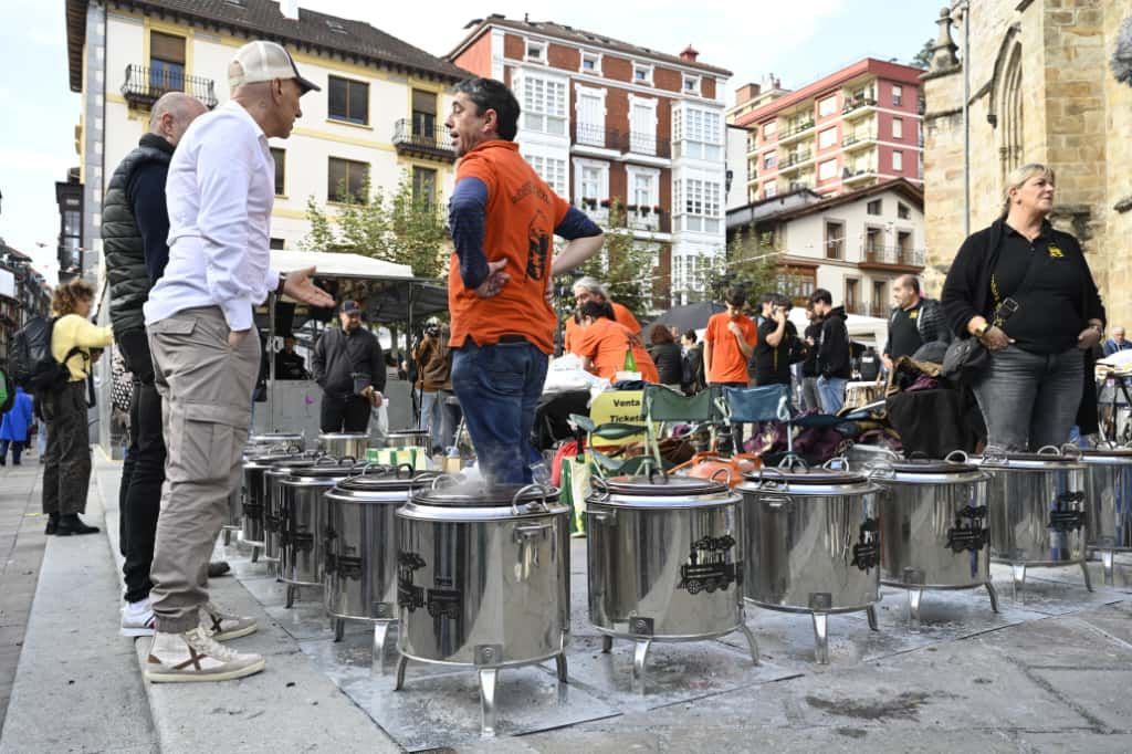 Las putxeras humean en Balmaseda en homenaje al tren de La Robla