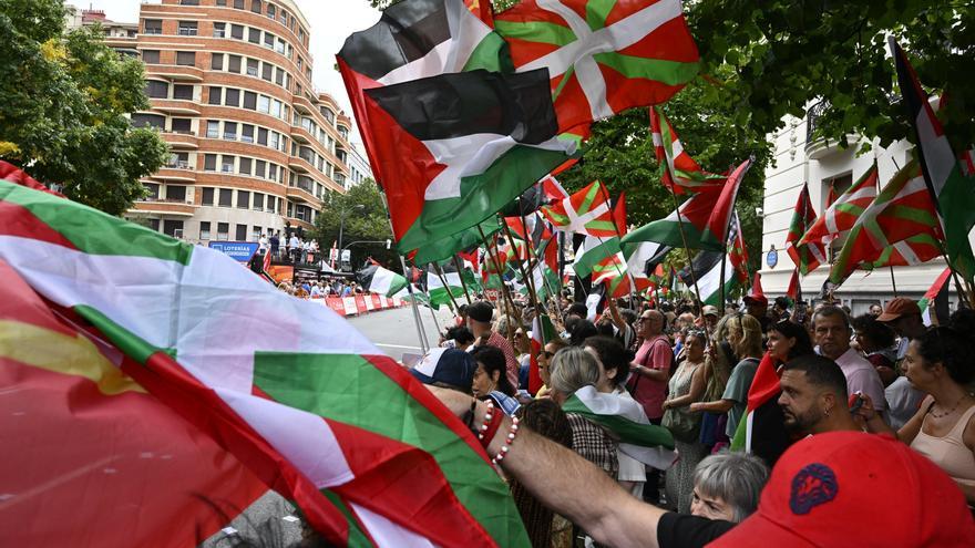 Una mutitudinaria protesta contra el Israel acompaña a La Vuelta en la meta de Bilbao