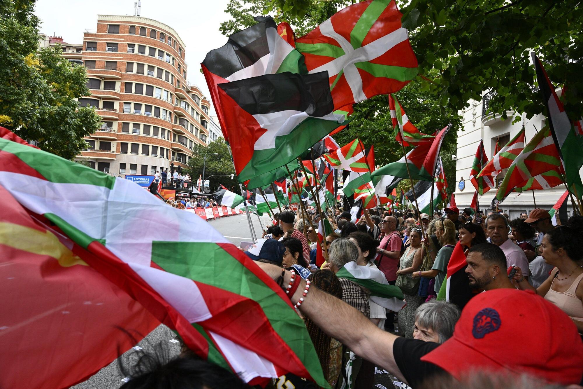 En imágenes: protesta contra el Israel al paso de la La Vuelta por Bilbao