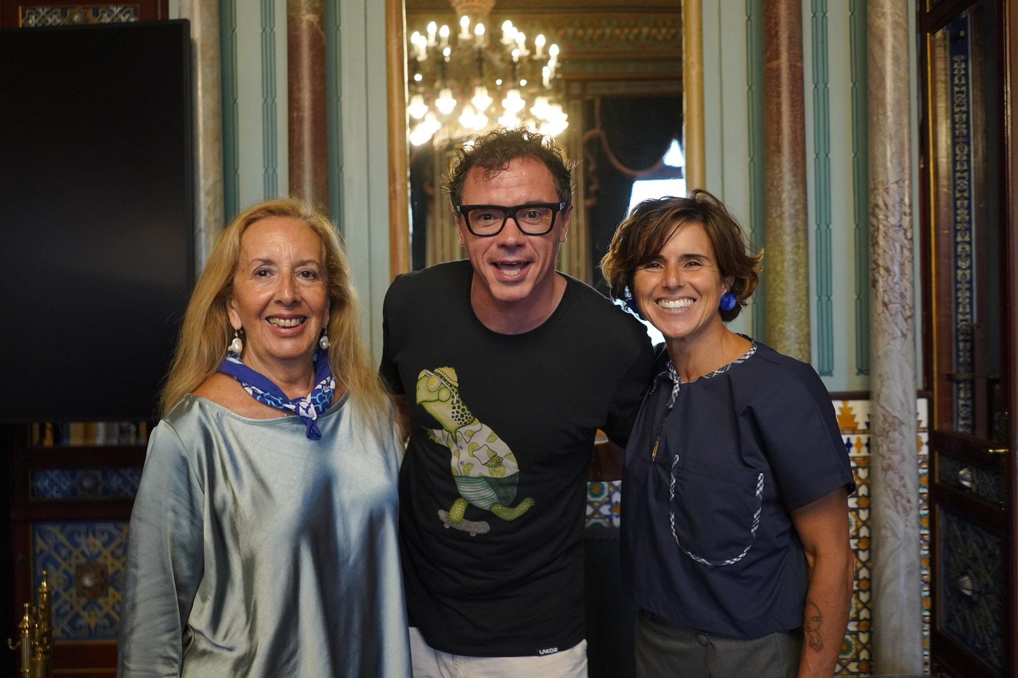 La historiadora María Jesús Cava con un licenciado en historia, el actor Rafa Maza, y la triatleta Virginia Berasategi.