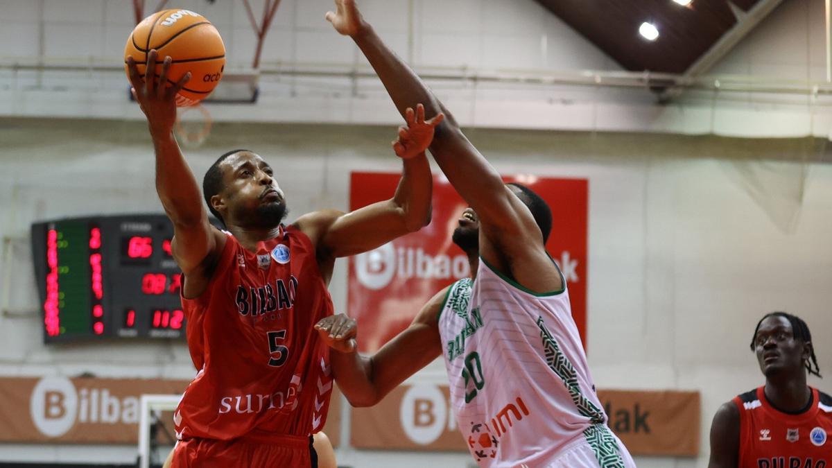 Muhammad-Ali Abdur Rahkman penetra a canasta en el duelo ante el Balkan.
