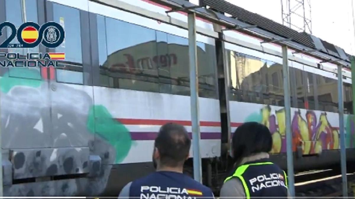 Uno de los momentos en el que dos agentes de la Policía Nacional revisan los graffitis realizados