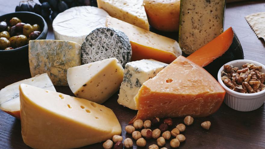 Advertencia médica: un cardiólogo enciende la alarma sobre el consumo de queso