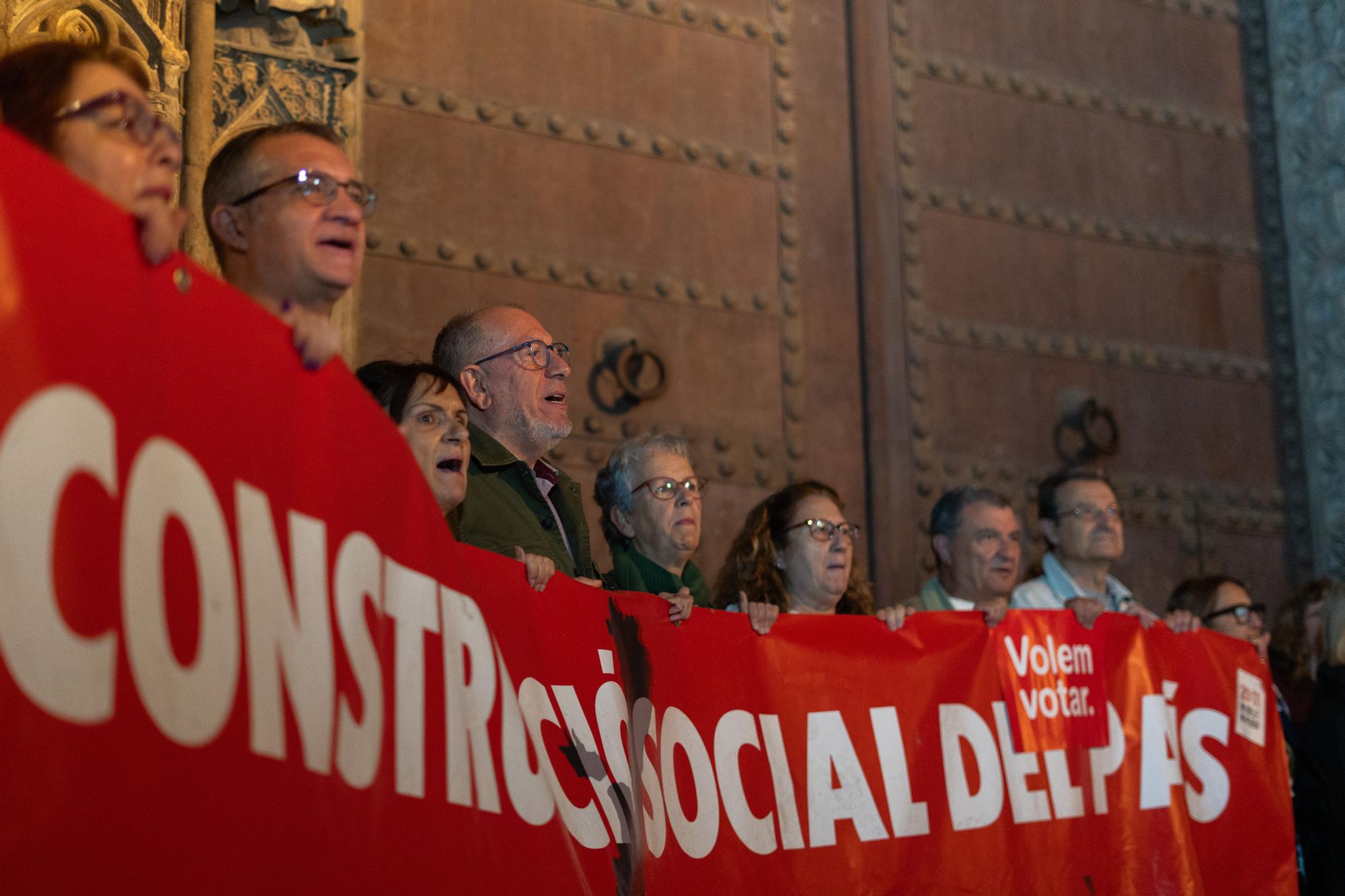 Una concentración ciudadana en València celebra la marcha de Mazón