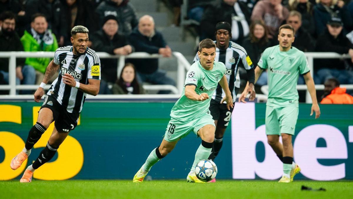 Iñigo Ruiz de Galarreta conduce el balón en un lance de la visita del Athletic al Newcastle (2-0).