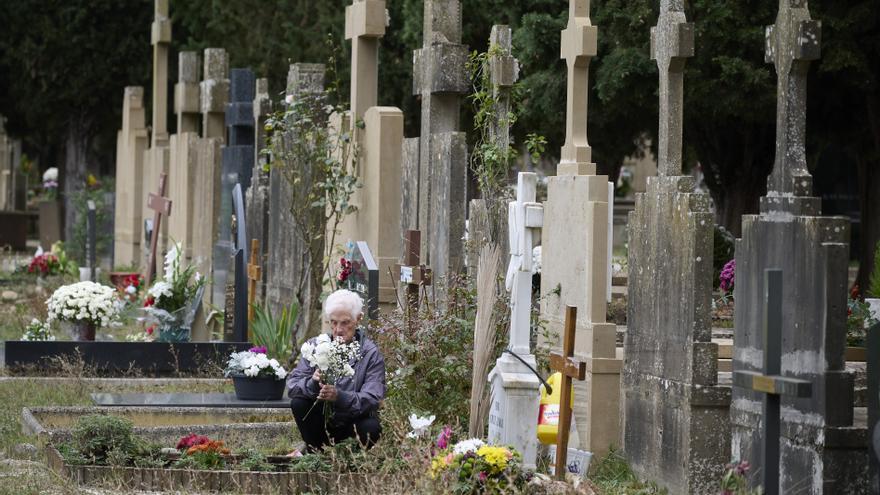 Miles de ciudadanos visitan a sus allegados en los cementerios de Navarra