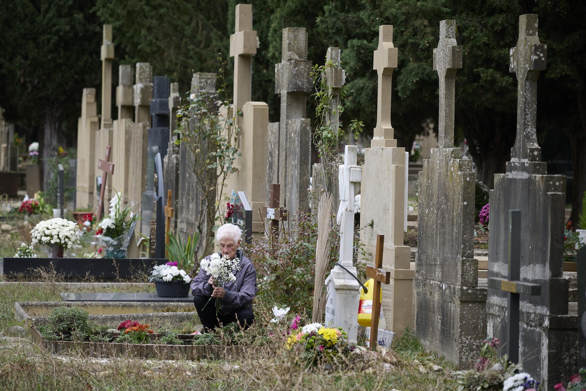 Fotos del cementerio de Pamplona este sábado, día de Todos los Santos
