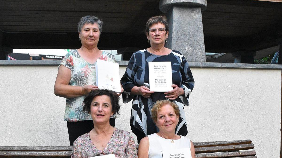 De izda a dcha: (abajo) Noelia Barber, Blanca Iribarren, (arriba)  Blanca Carballo y Tere Barberena Del Río, en el día de la presentación del libro en Aribe.