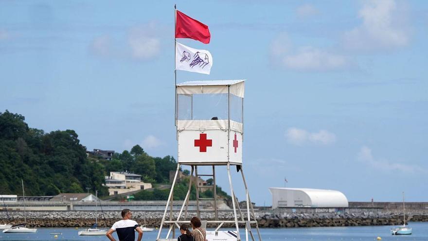 La alerta por el aumento de carabelas portuguesas disuade del baño en las playas vascas