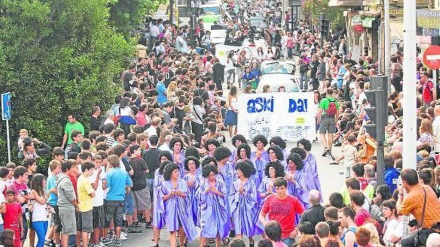 La popular bajada de cuadrillas tendrá lugar hoy después del txupinazo.