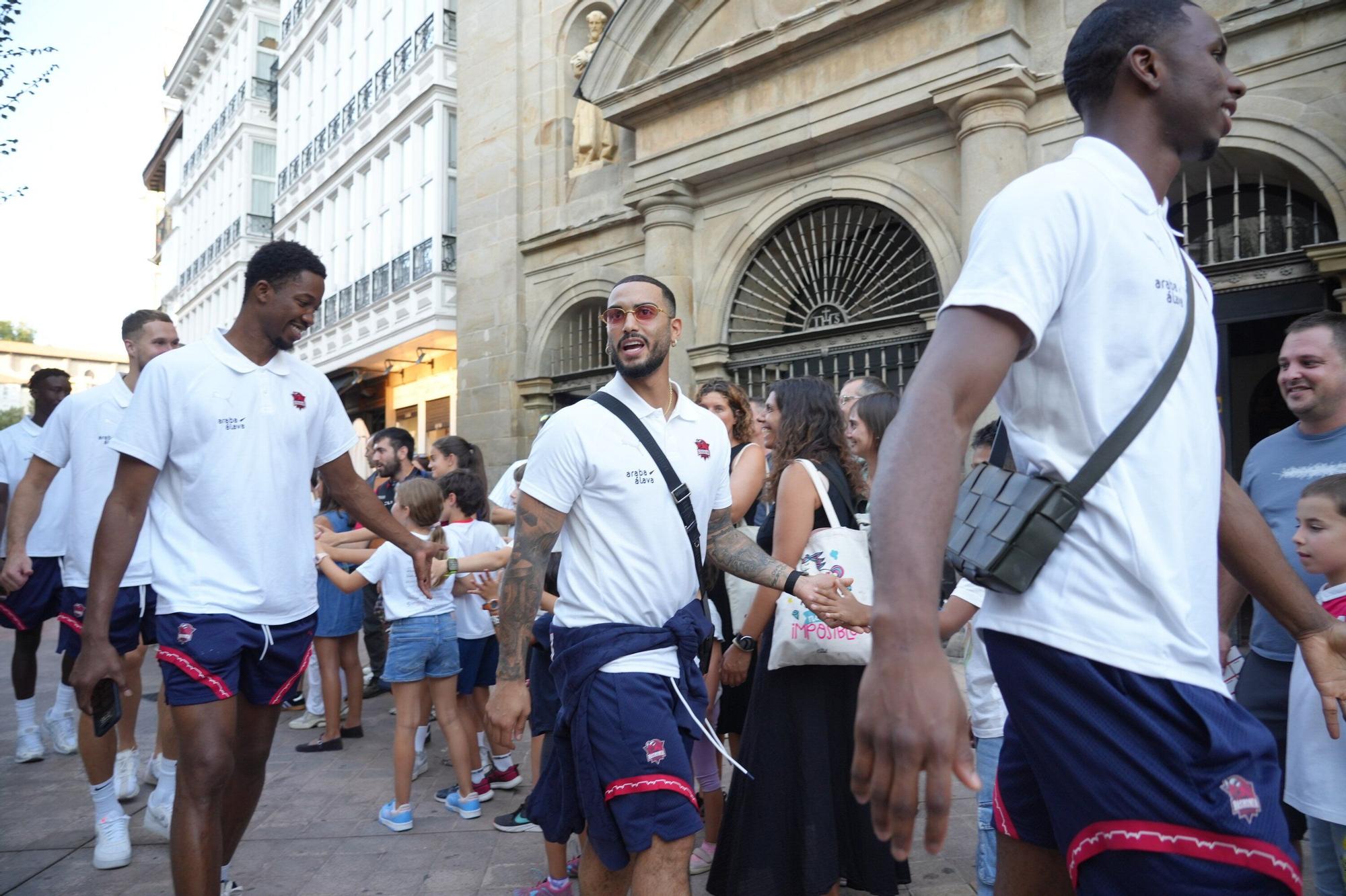 En imágenes: El Baskonia se da un baño de masas en la firma de autógrafos