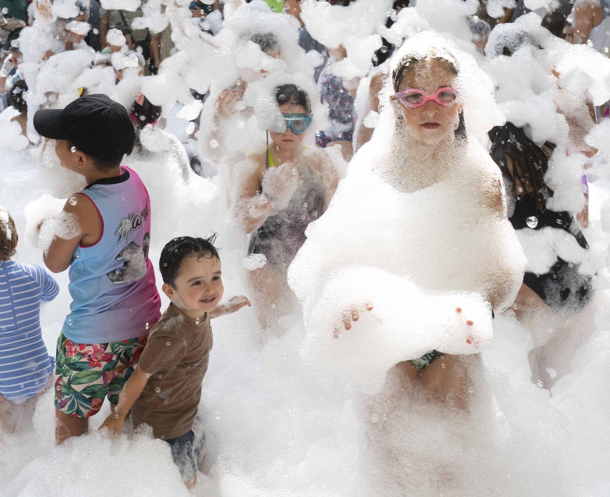 En imágenes: ¡Un baño de espuma refresca a los más txikis!