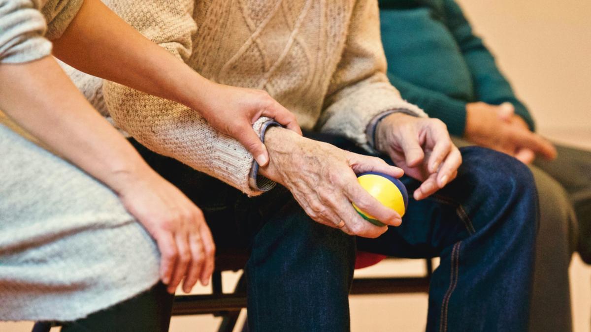 La mujer es una trabajadora de Establecimientos Residenciales de Asturias.