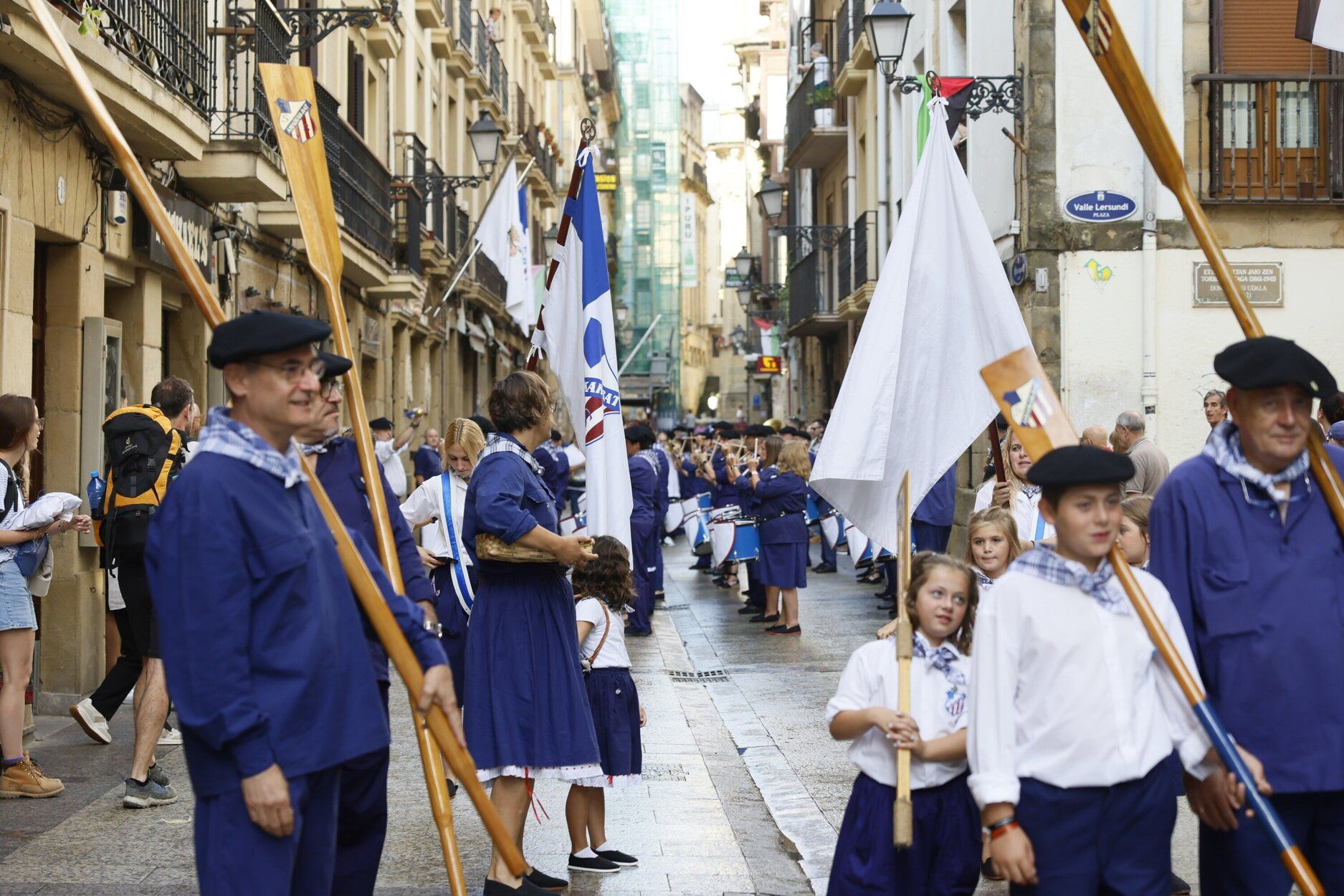 La tamborrada de San Ignacio de la sociedad Amaikak Bat desfila por la Parte Vieja