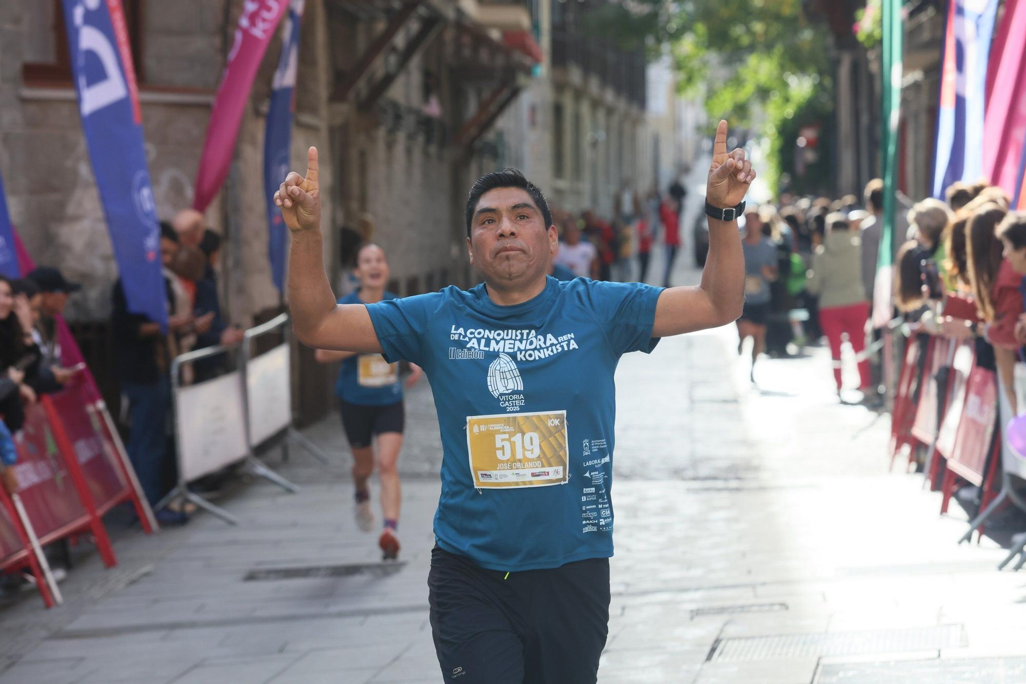 En imágenes: Miles de personas participan en La Conquista de la Almendra