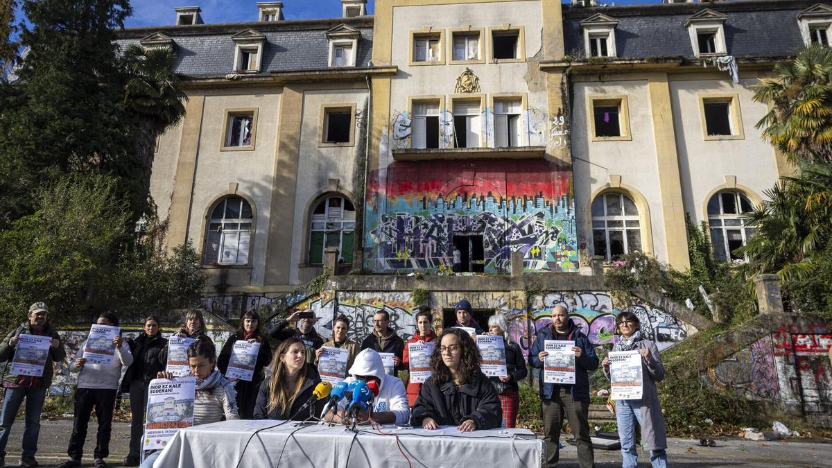 Representantes de colectivos, ante el antiguo instituto