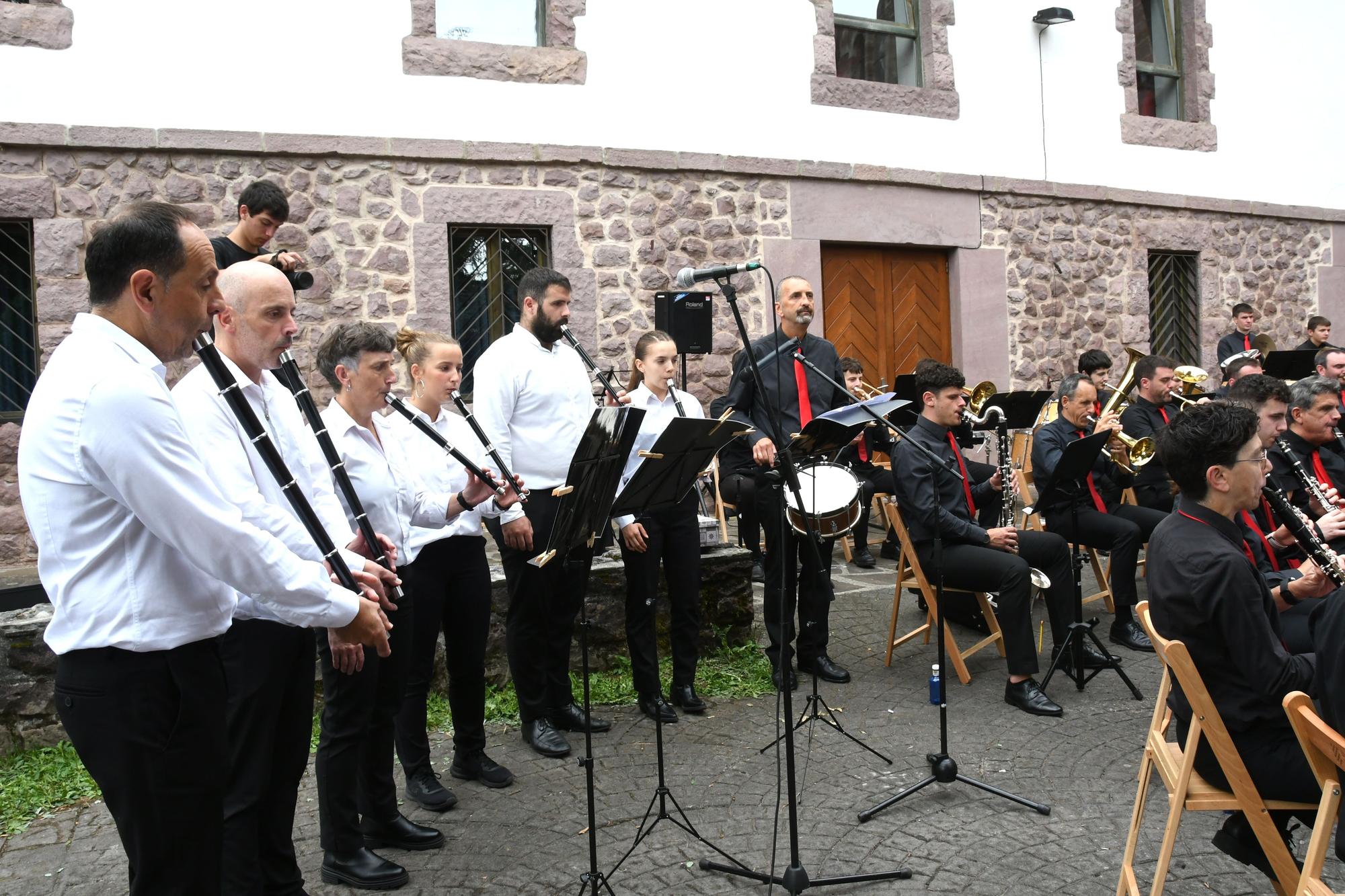 Día de aitetxis y amatxis en Elizondo con concierto de la Banda Recreo