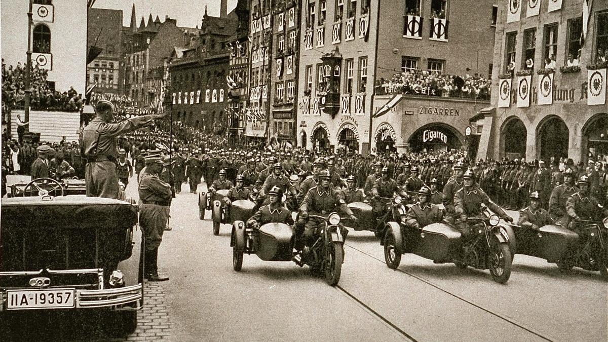 Adolf Hitler saluda a una unidad motorizada de las SA desde su coche durante un desfile del Reichsparteitag (Día del Partido del Reich).