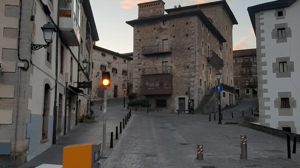 Semáforo y pivotes en el acceso al Casco Histórico de Artziniega por Hiriko Atea