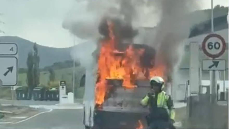 El incendio de una villavesa en la Ronda de Pamplona genera una gran columna de humo y causa retenciones y alarma entre la población