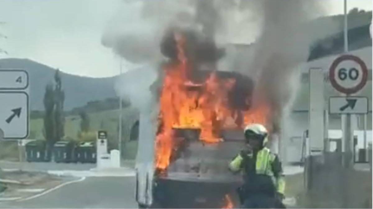 El incendio de una villavesa en la Ronda de Pamplona genera una gran columna de humo y causa alarma