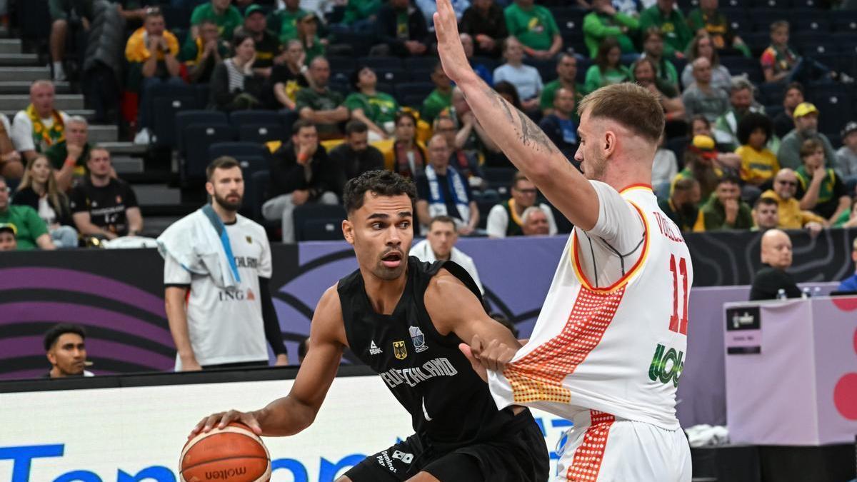Oscar Da Silva (i), de Alemania, y Zoran Vuceljic (d), de Montenegro, en una acción durante el partido del grupo B del Eurobasket.
