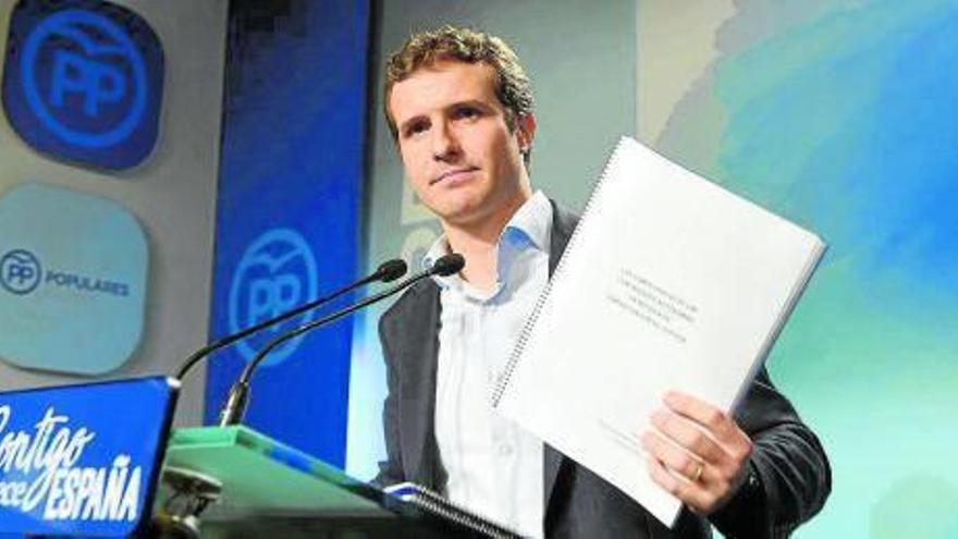 Pablo Casado muestra, ayer, la documentación relativa a  su máster.