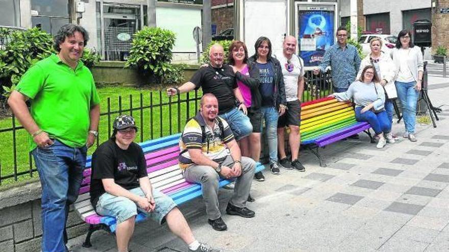 Los bancos con los colores de las banderas trans y LGTBI ya lucen en la calle Itsasalde.