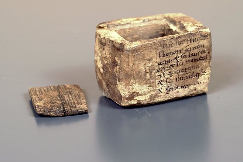 Cajita de madera para guardar reliquias o lipsanoteca