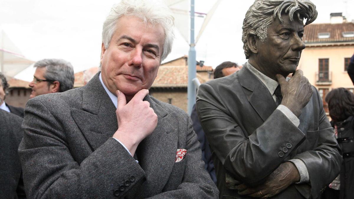 Ken Follet, junto a su escultura en Vitoria