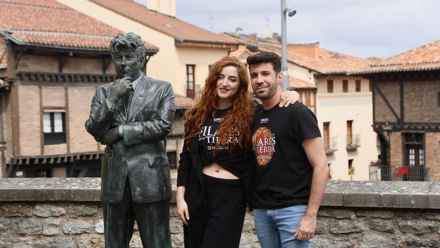 Parte del equipo de &#039;Los pilares de la Tierra, el musical&#039; visita la Catedral Santa María de Vitoria-Gasteiz