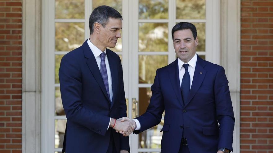 Pradales acuerda con Sánchez impulsar la prohibición total de las navajas