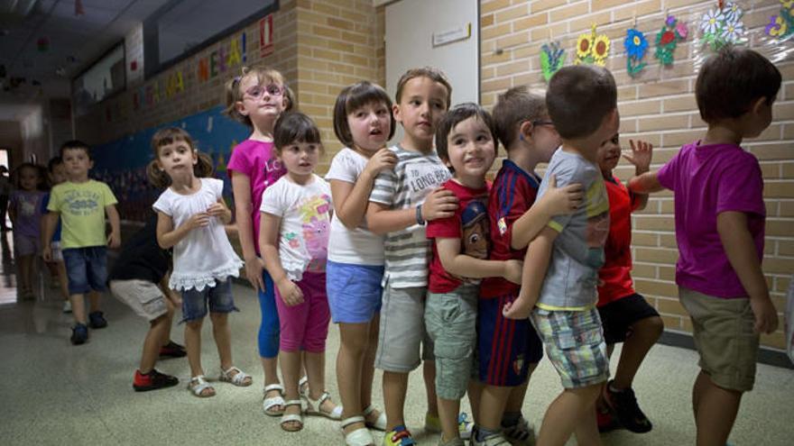 Niños y niñas hacen fila para entrar al comedor en Jaso Ikastola, al inicio del curso 2016/2017.