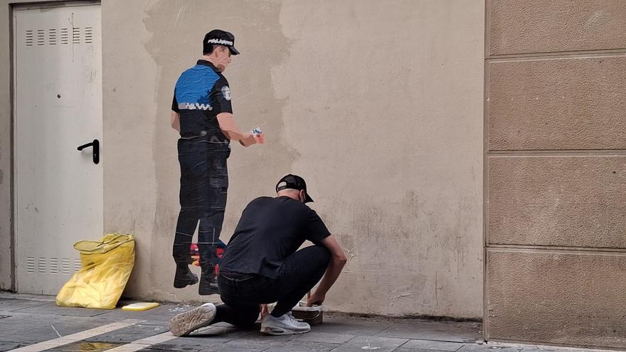 LKN, en plena creación de una obra en la calle Comedias de Pamplona