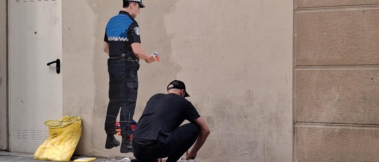 LKN, en plena creación de una obra en la calle Comedias de Pamplona