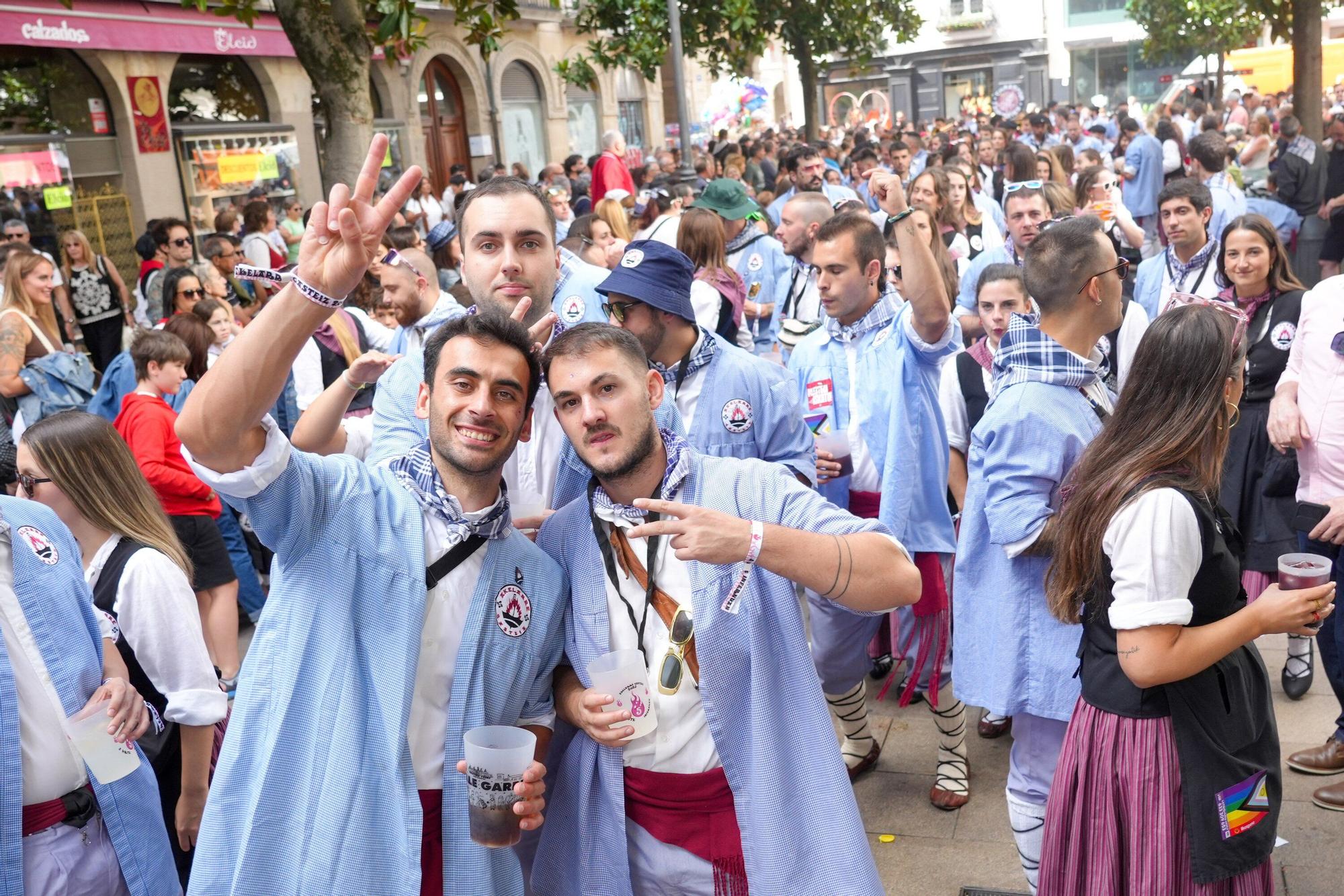 En imágenes: Blusas y neskas desfilan en una kalejira por Santiago