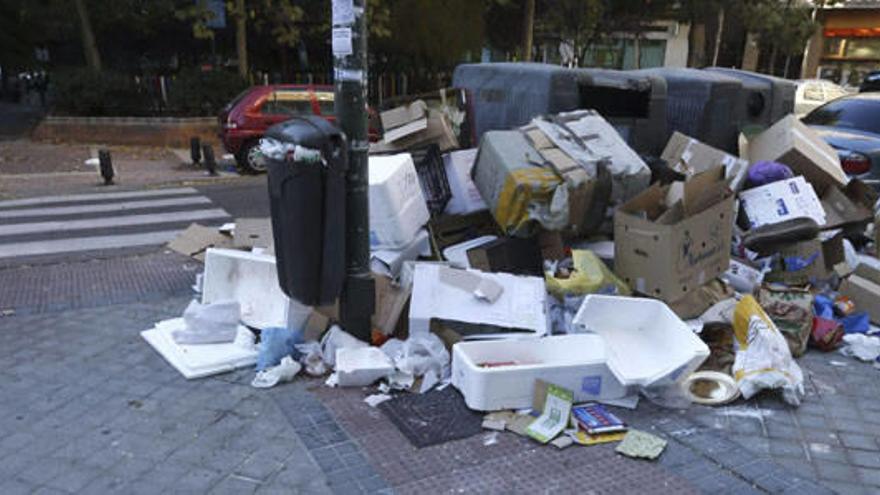 Basura acumulada en la calle Bretón de los Herreros, cuando se cumple el décimo día de huelga de limpieza.