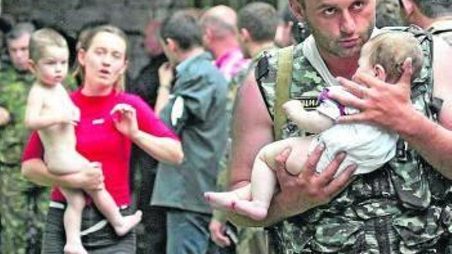 Momento del rescate de los niños de la escuela en 2004.