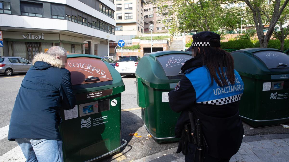 Agentes de la Policía Municipal y un técnico de la Mancomunidad de la Comarca de Pamplona patrullan para informar contra el bolseo. Agentes de la Policía Municipal y un técnico de la Mancomunidad de la Comarca de Pamplona patrullan para informar contra el bolseo.