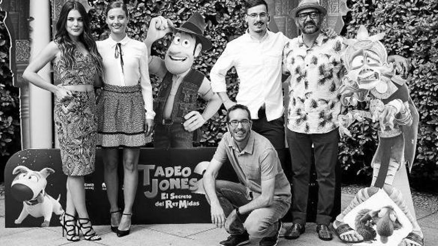 De izda a dcha: Adriana Ugarte, Michelle Jenner, David Alonso, Enrique Gato (abajo) y José Corbacho.