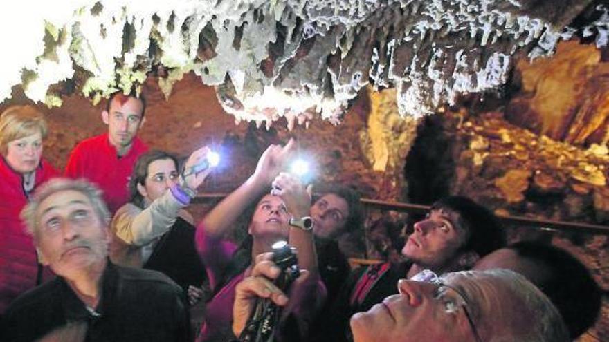 Las cuentas contemplan inversiones para la atención turística en la cueva de Pozalagua.