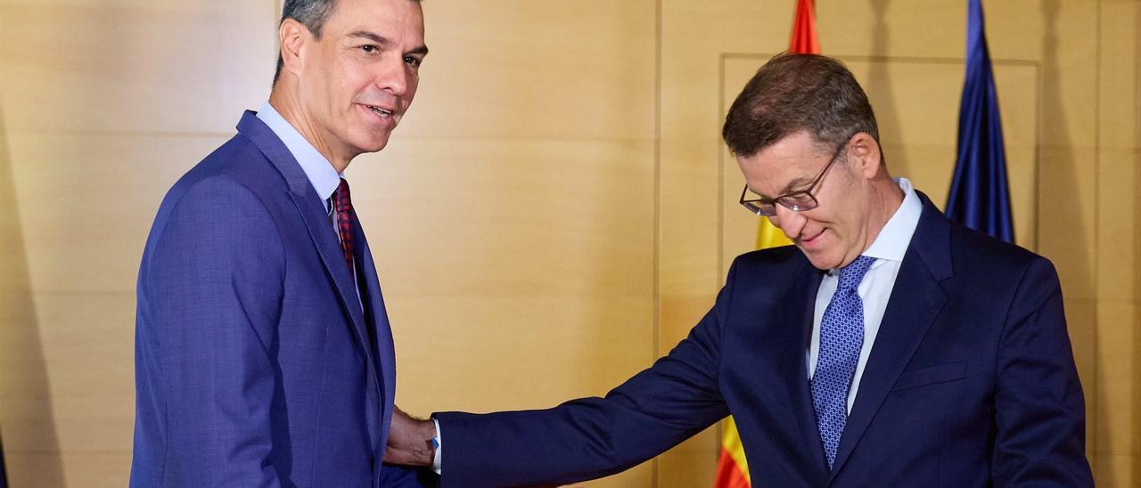 Hablarse de espaldas