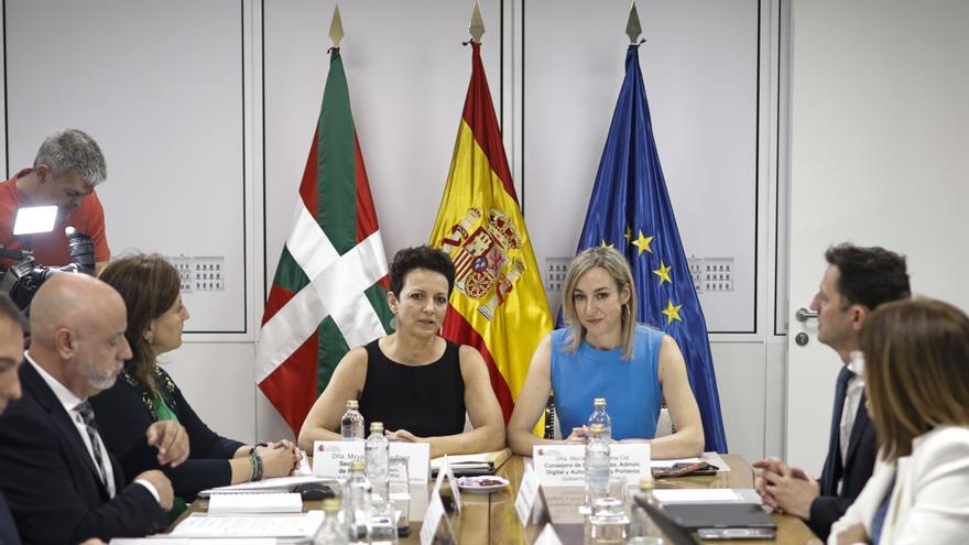 Los Gobiernos vasco y español cierran dos transferencias a la espera de la Seguridad Social y puertos