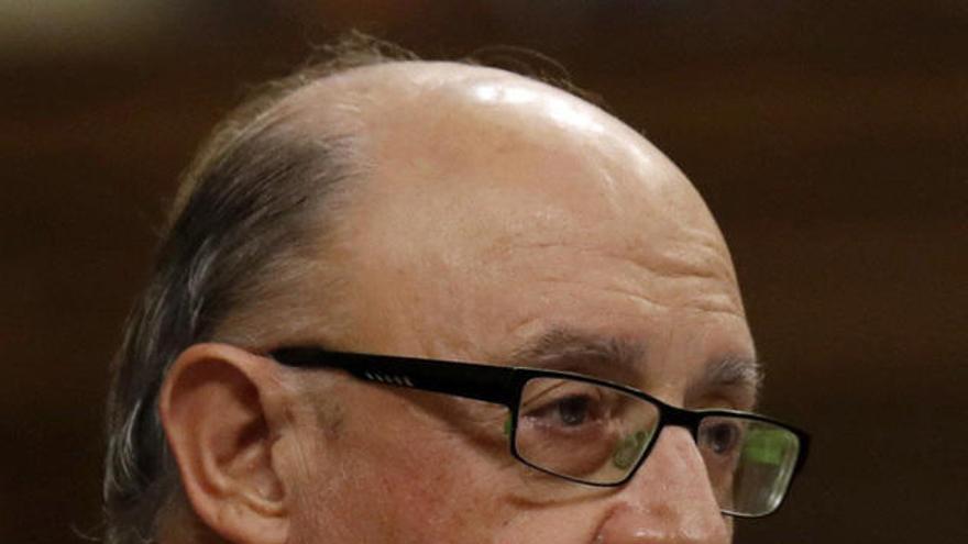El ministro Montoro a Óscar López (PSOE): &quot;Si no le gusta RTVE, cambie de canal, que hay muchos&quot;