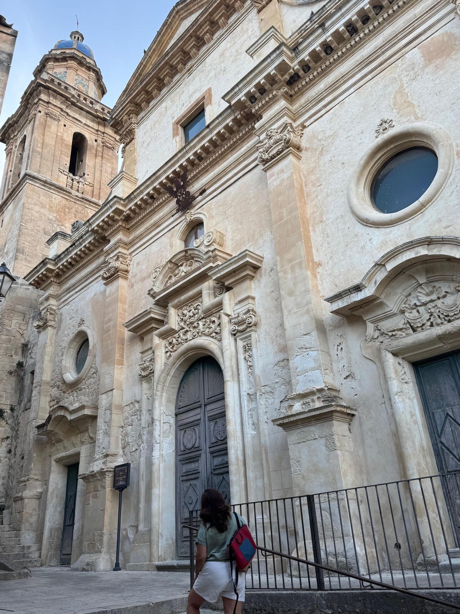 Vistas generales y detalles de una iglesia, la catedral y palacios que evidencian la belleza de la ciudad italiana de Ragusa.