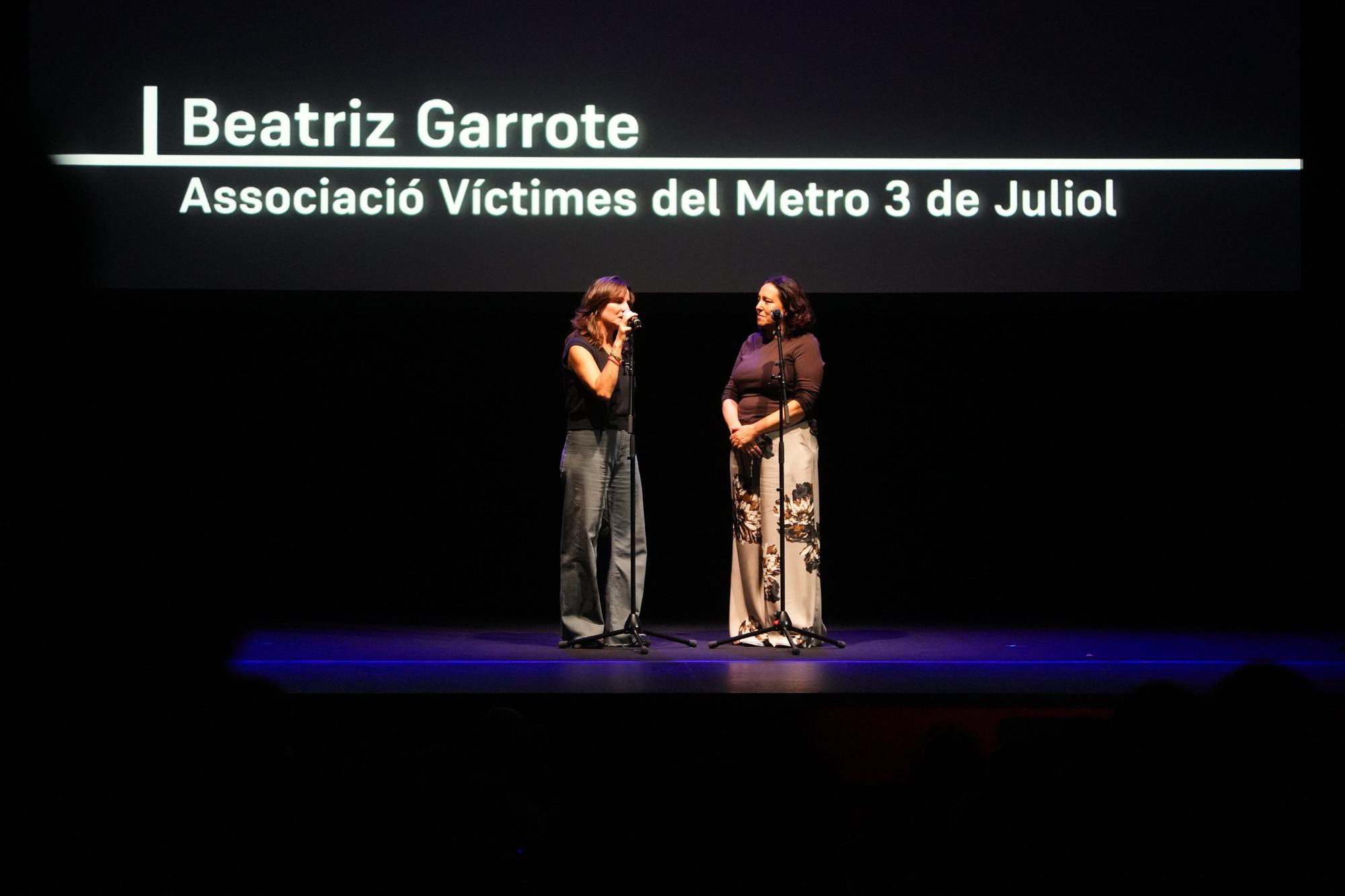Las asociaciones de víctimas de la dana llenan un teatro de música y poesía para homenajear a sus fallecidos