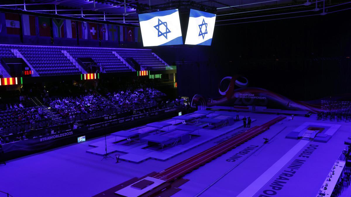 La bandera de Israel en la jornada inaugural del Campeonato Mundial de Trampolín 2025 que se celebra en el Navarra Arena.