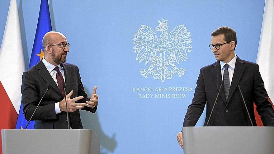 El presidente del Consejo Europeo Charles Michel (izquierda) y el primer ministro polaco Mateusz Morawiecki ayer en Varsovia.  Foto: Efe