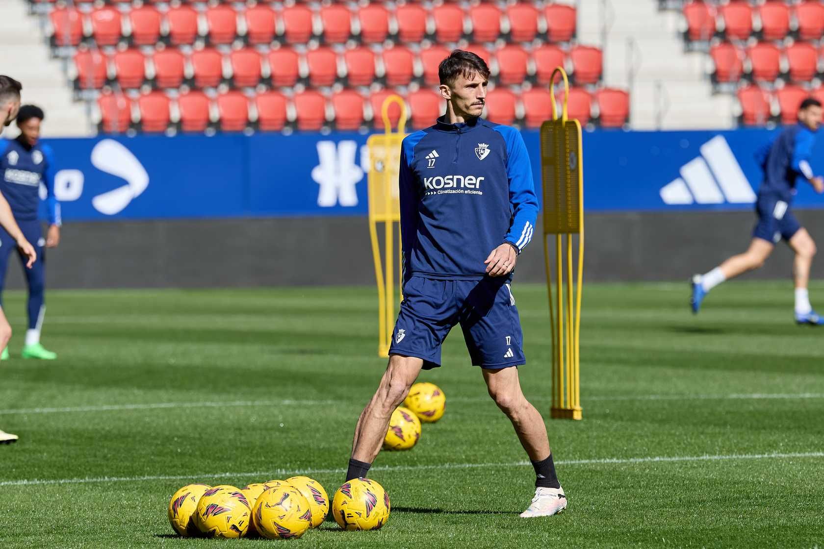 Osasuna se ejercita en El Sadar un día antes de recibir al Valencia